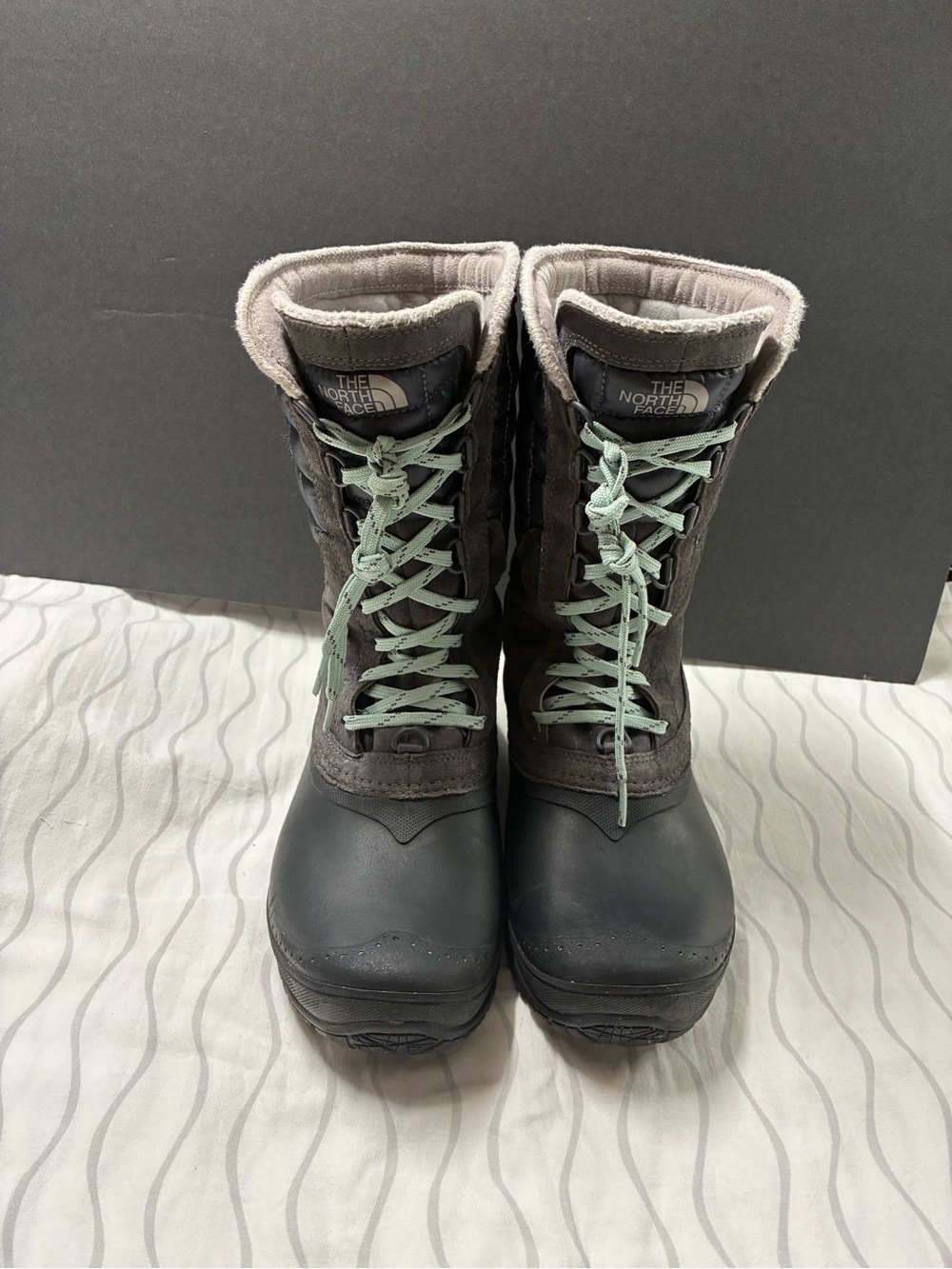 PreOwnedThe North Face Women's Waterproof Winter Boots in Dark Gray with Mint